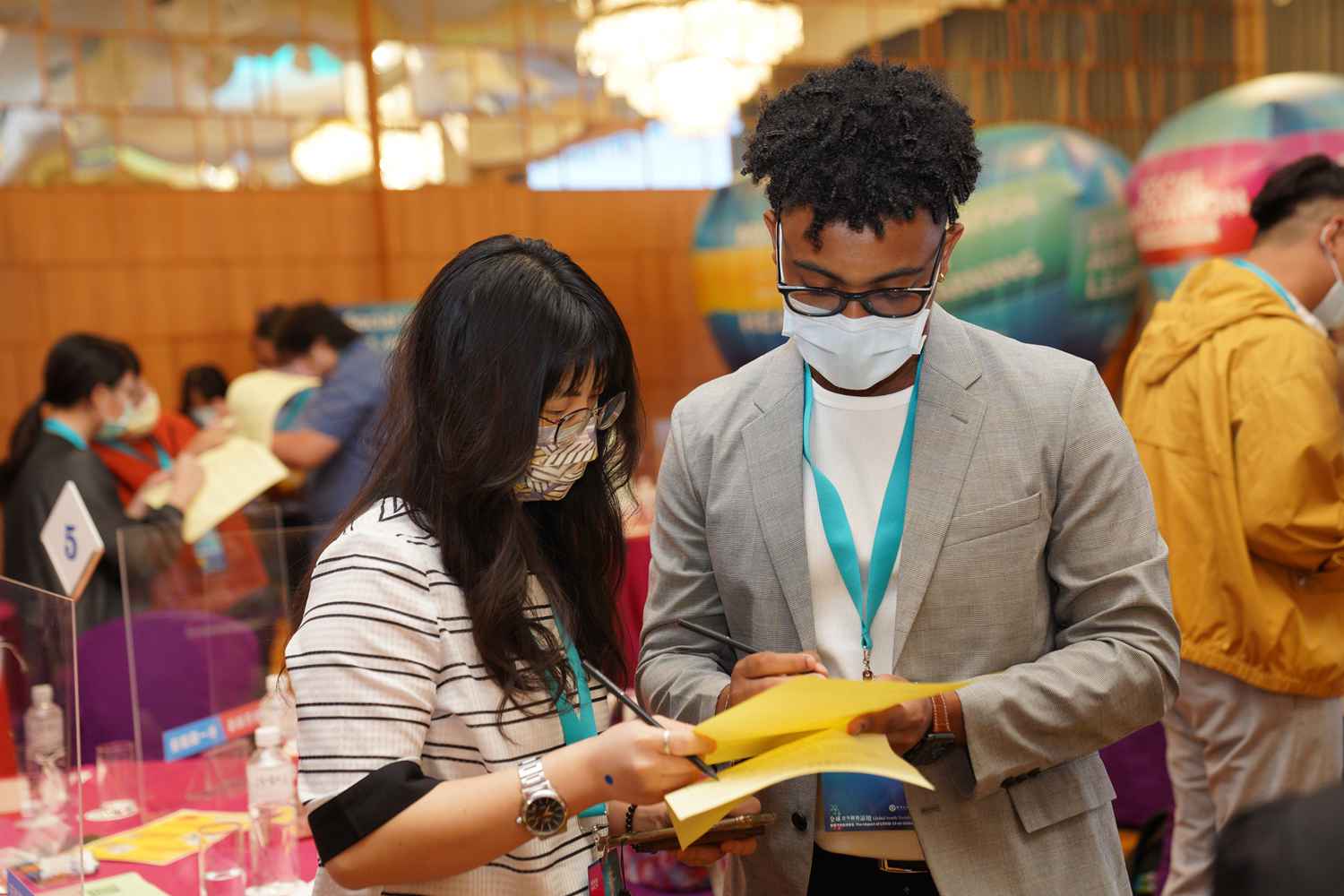 展板前駐足交流