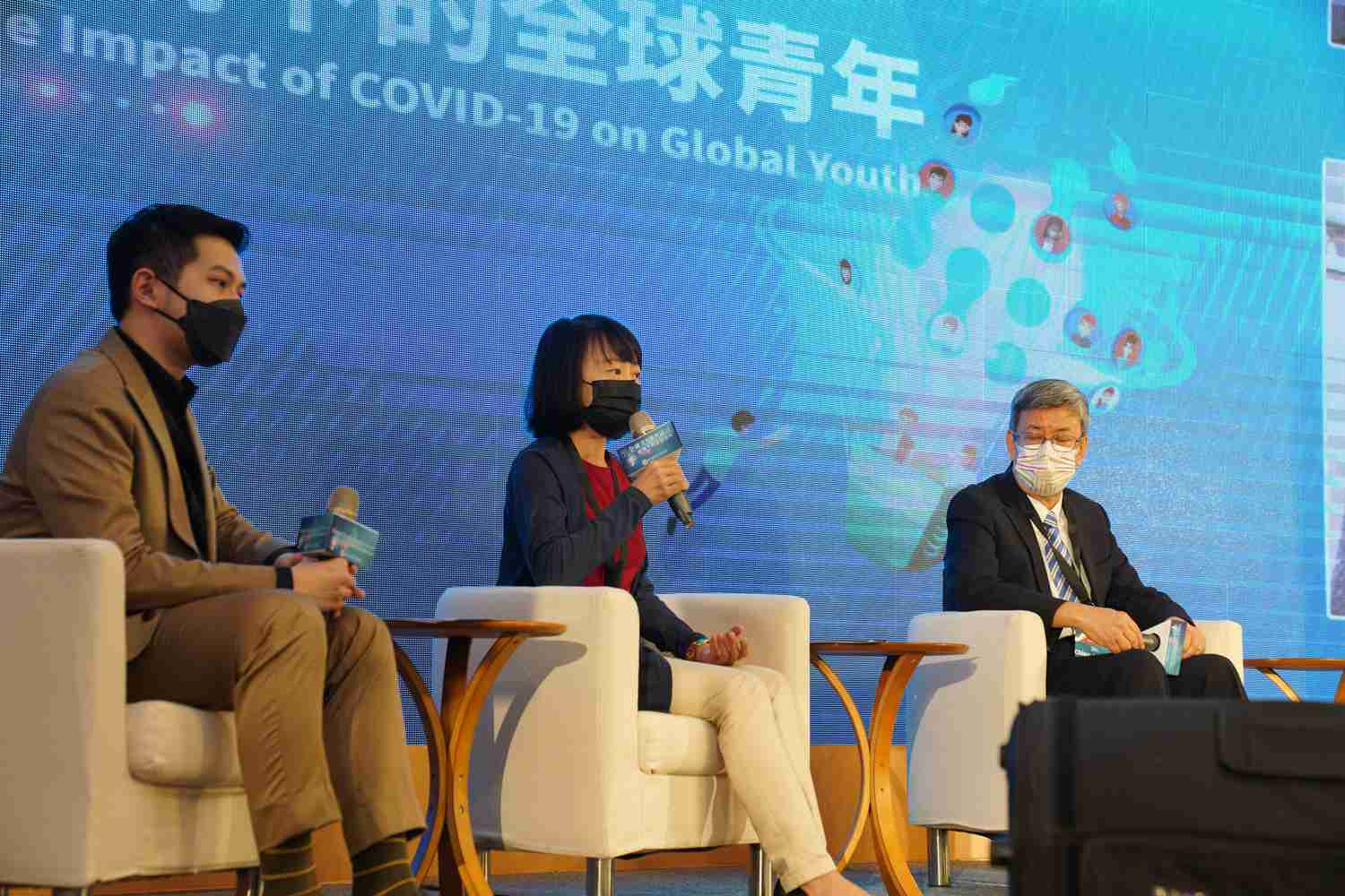 與談人神情專注