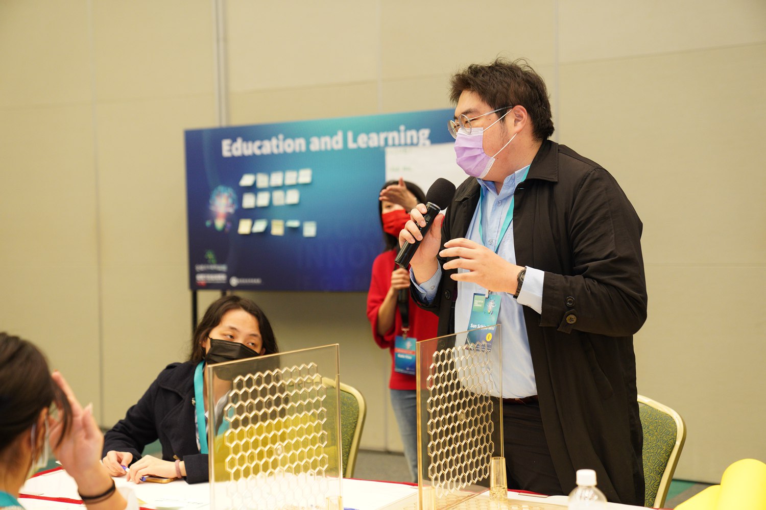 與談主持互動笑容