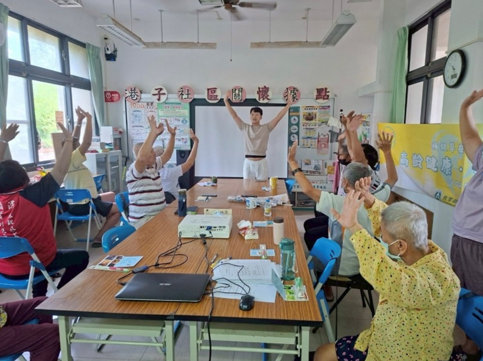 衛教活動-長輩做簡易舒展操