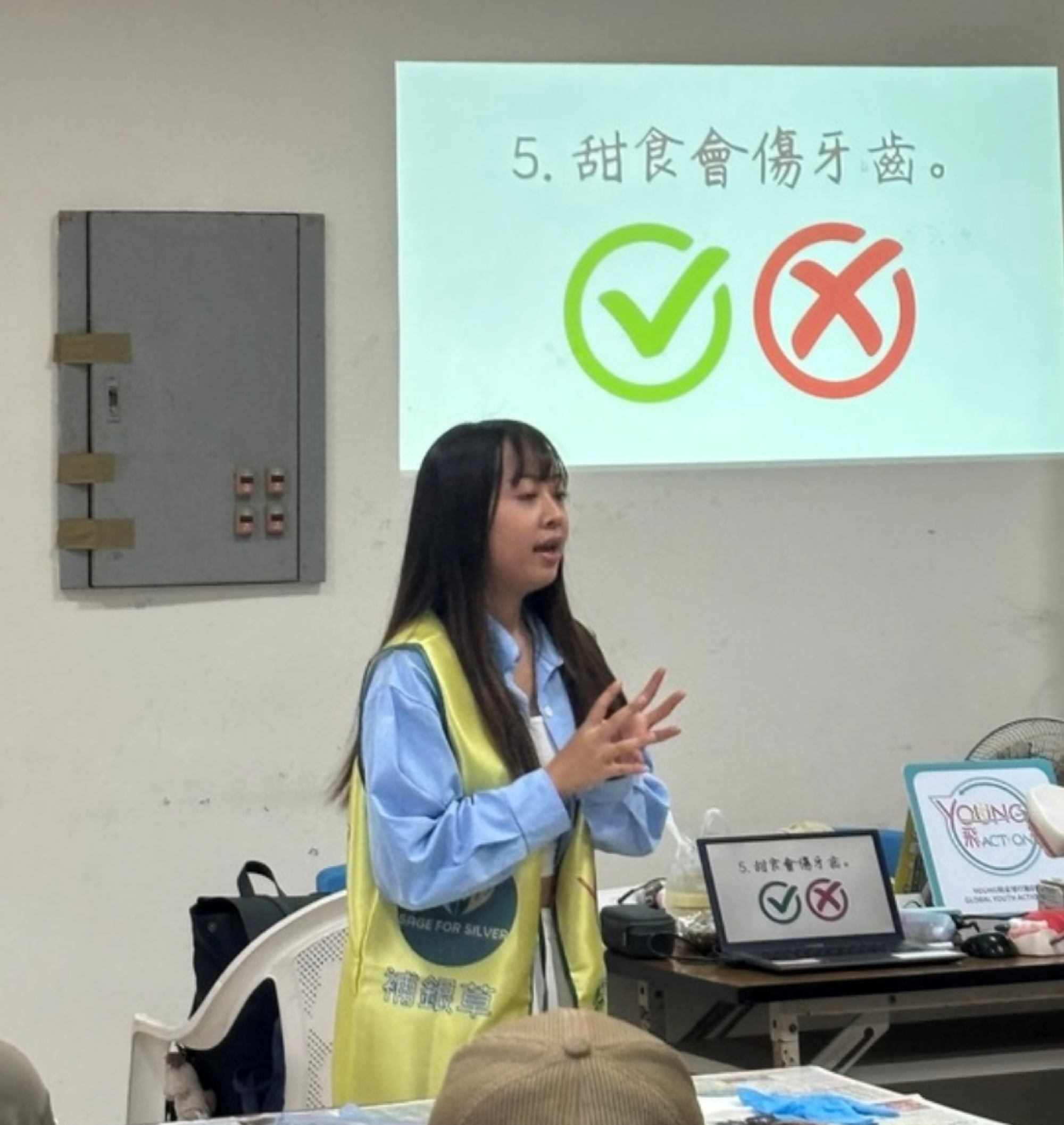 組員與長輩互動遊戲、介紹口腔保健知識