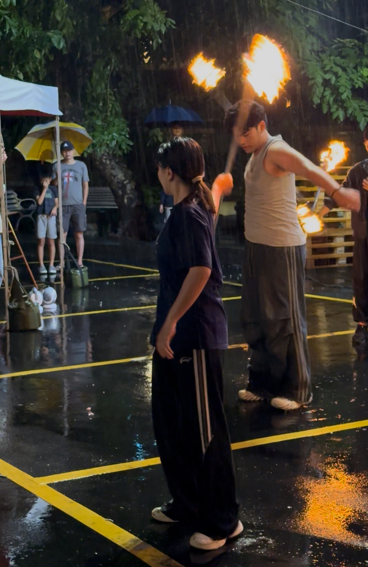 玩童嘉年華冒雨演出火舞