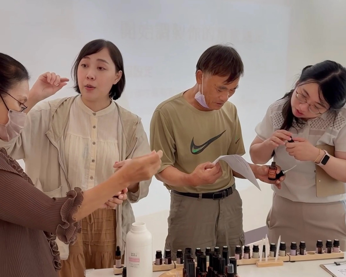 帶領學員調製專屬療癒香氛