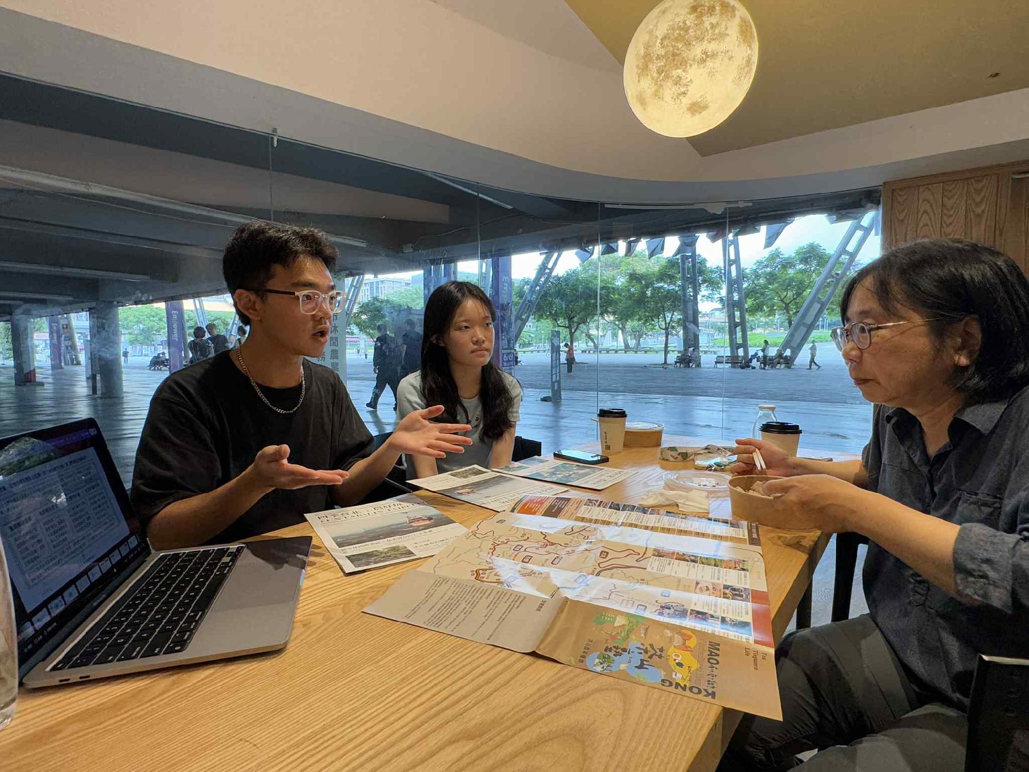 與錫瑠基金會雅倩組長交流與洽談