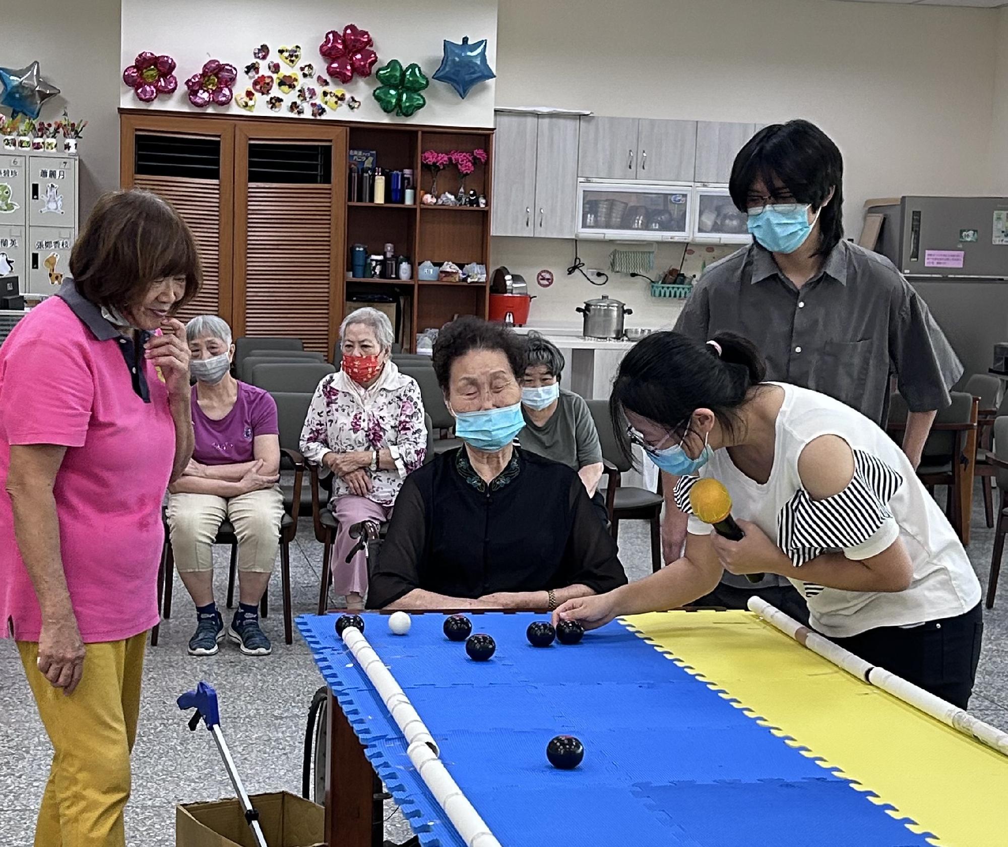 向長者說明迷你地毯滾球