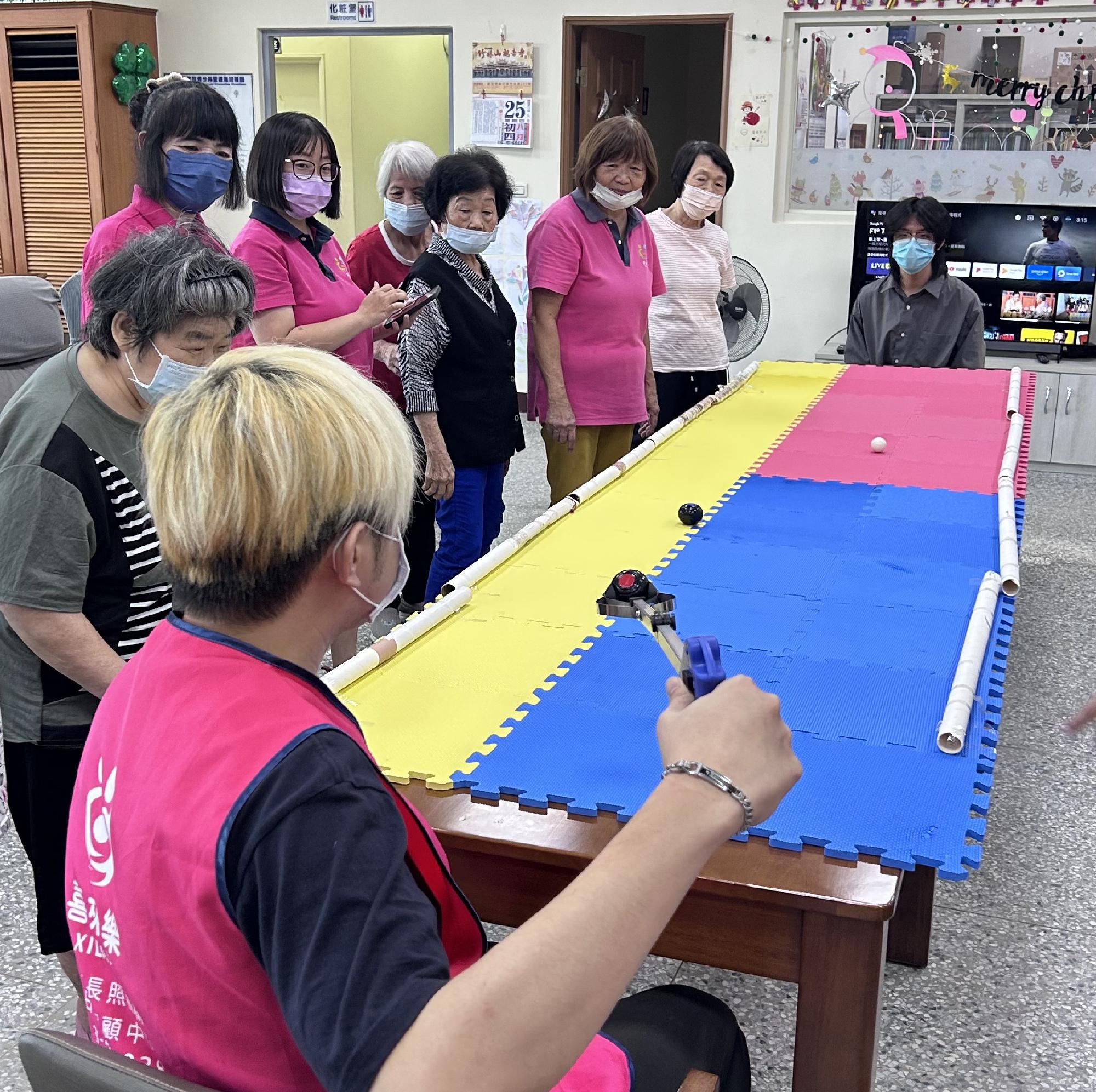 團隊成員示範迷你地毯滾球操作方式